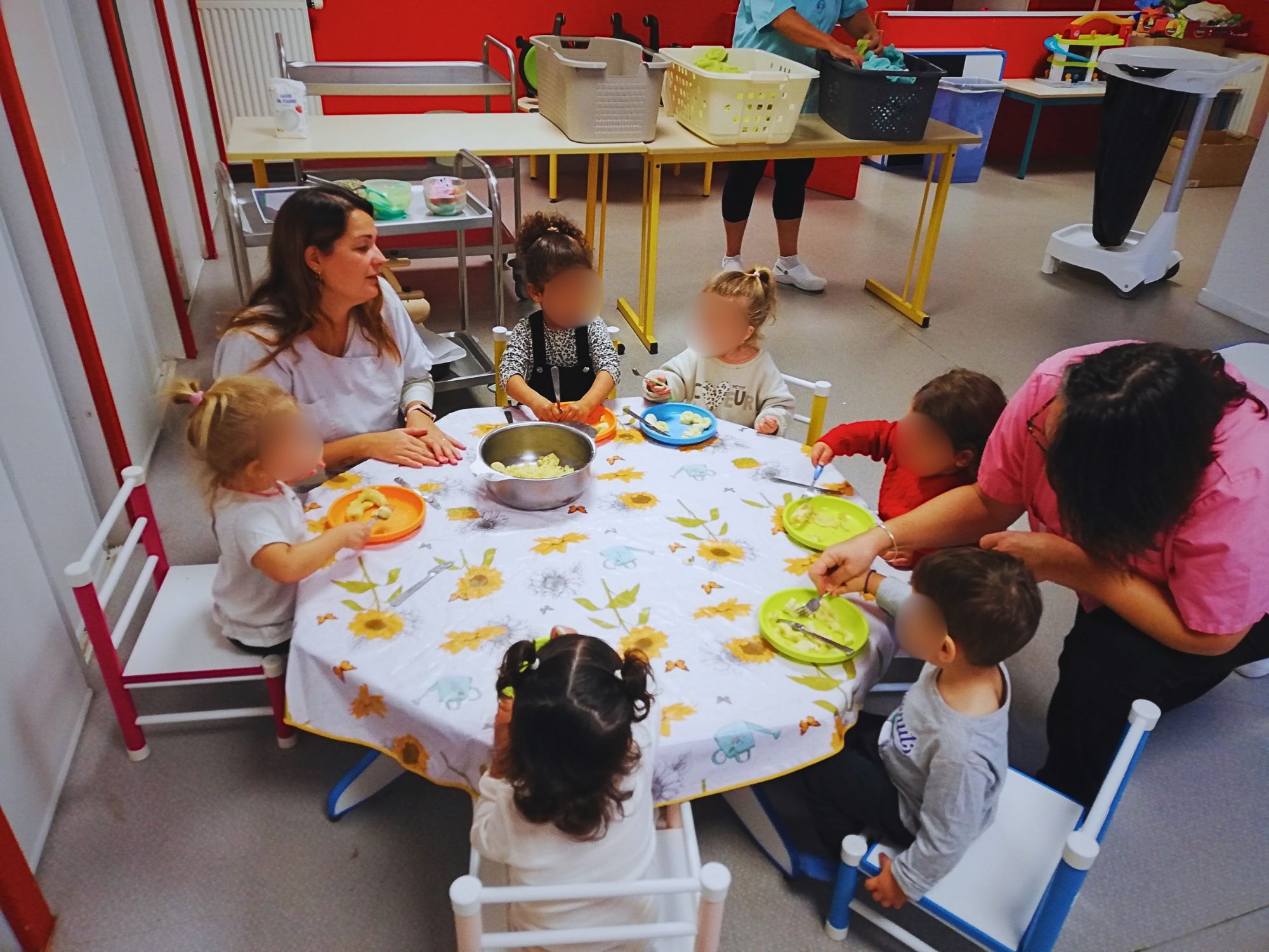 À LA CRÈCHE, LA SEMAINE DU GOÛT ÉVEILLE TOUS LES SENS !